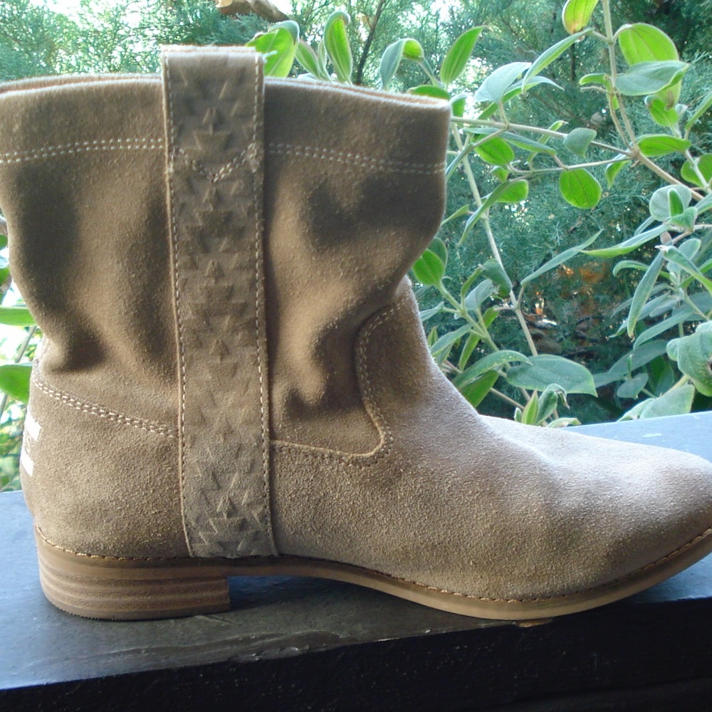 Women's Tom's Tan Suede Booties Low Heel- 8
